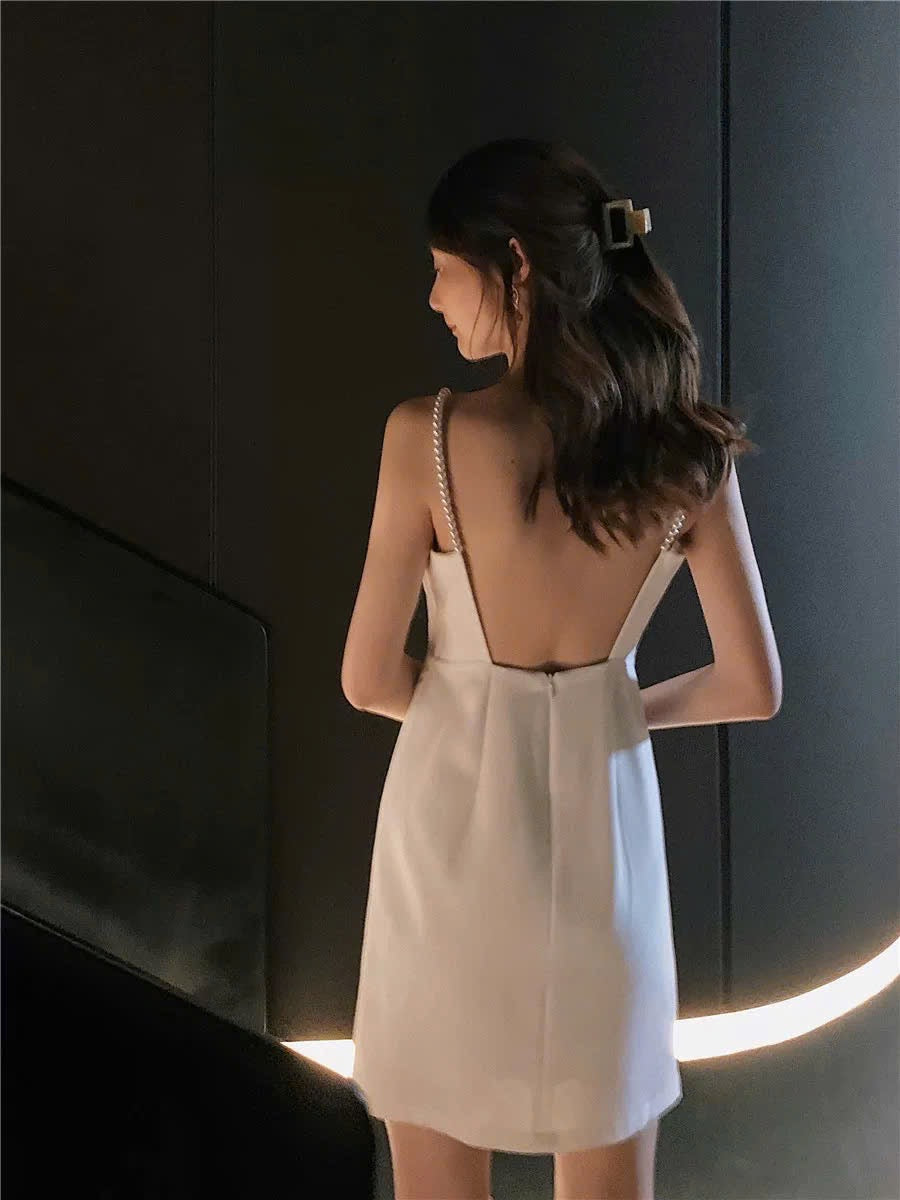 Đầm 2 dây ngọc trai hở lưng