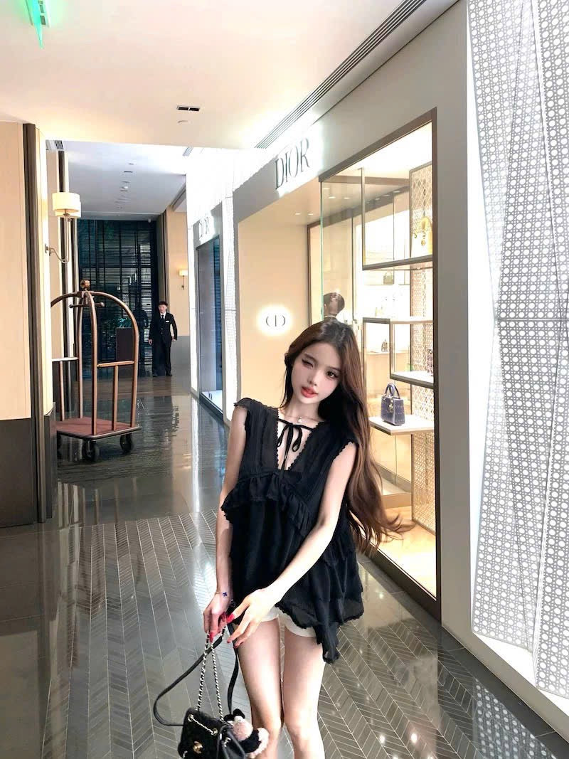 Áo cổ V phom rộng, cột nơ trước xinh yêu
