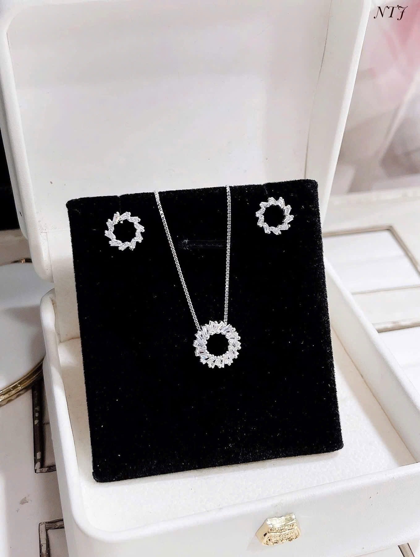 Bộ khuyên tai & dây chuyền bạc sáng