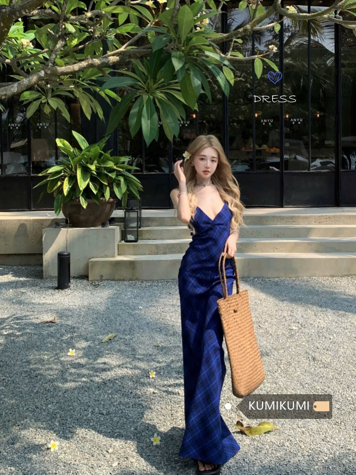 Đầm 2 dây xẻ ngực tôn dáng