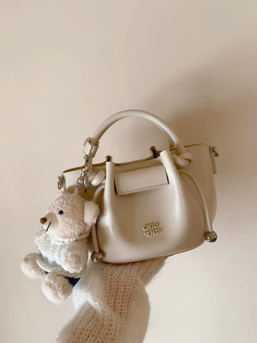 Túi trắng Chio’2nd charm gấu bông
