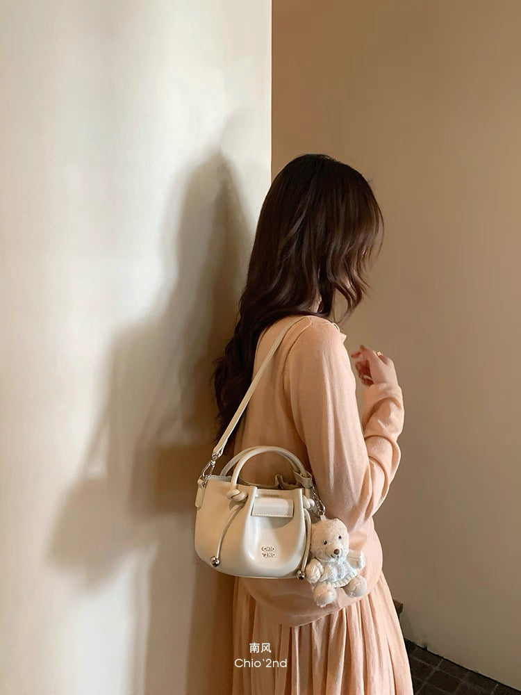 Túi trắng Chio’2nd charm gấu bông