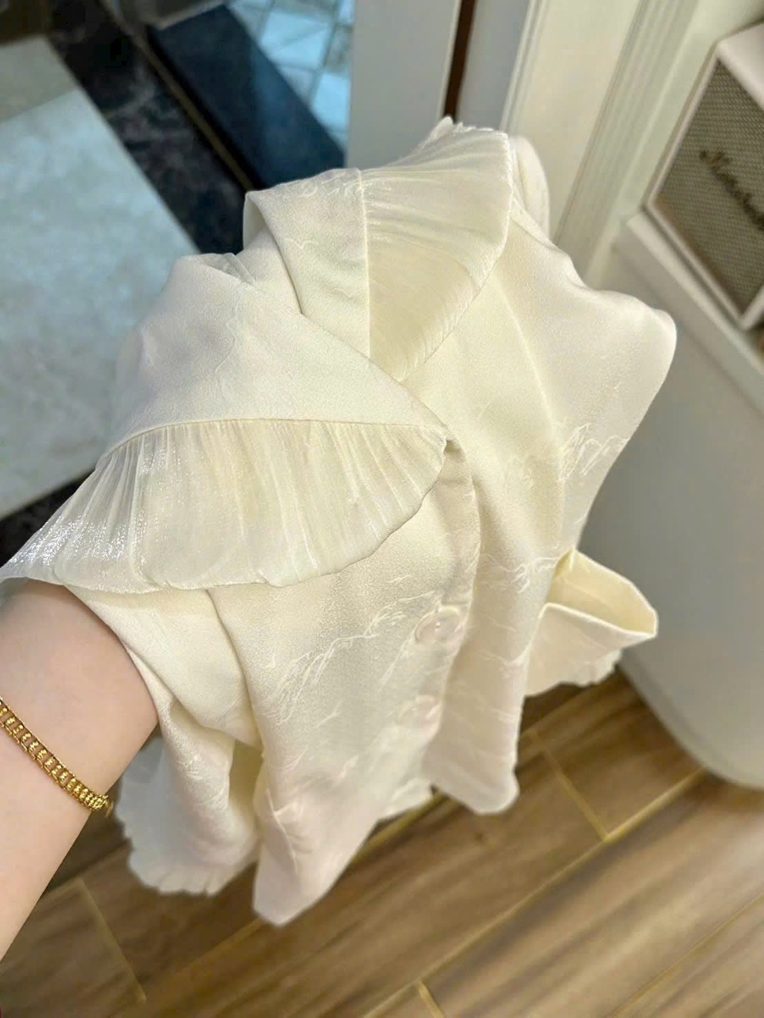 Pijama trắng ngà viền bèo vibe sang tiểu thư