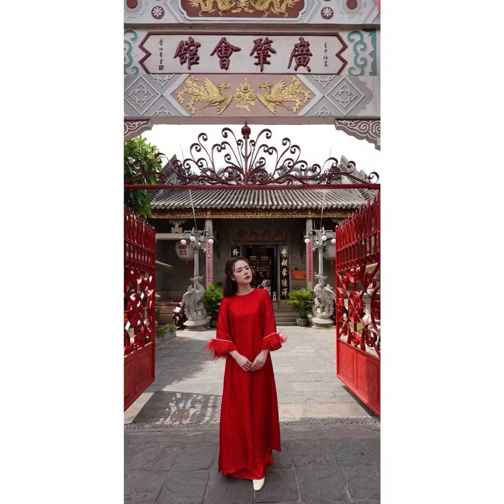 Áo dài gấm dáng xuông tay loe đính viền lông vũ