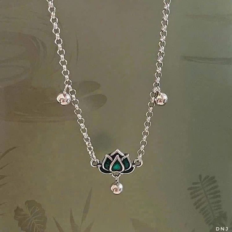 Lắc chân bạc bông sen