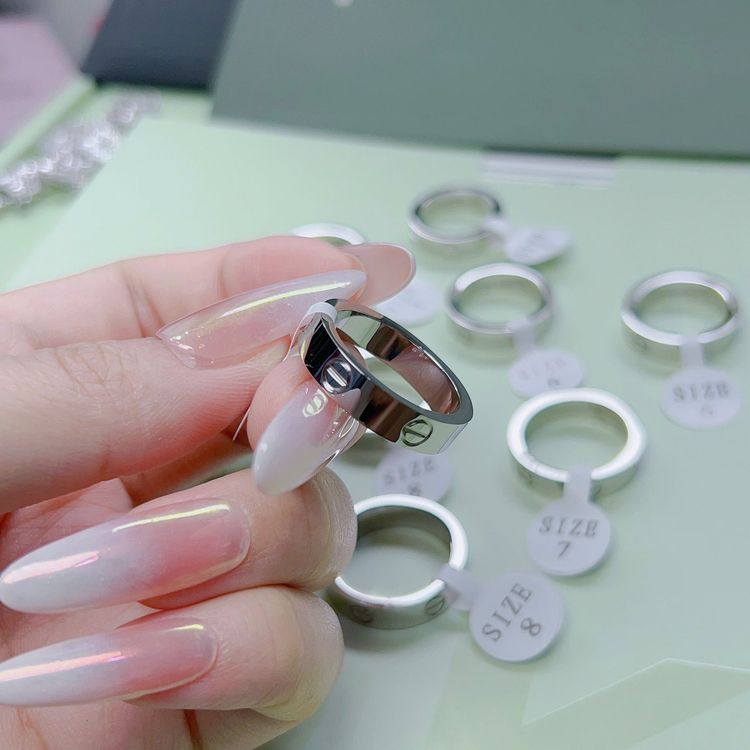 Nhẫn Cartier màu silver