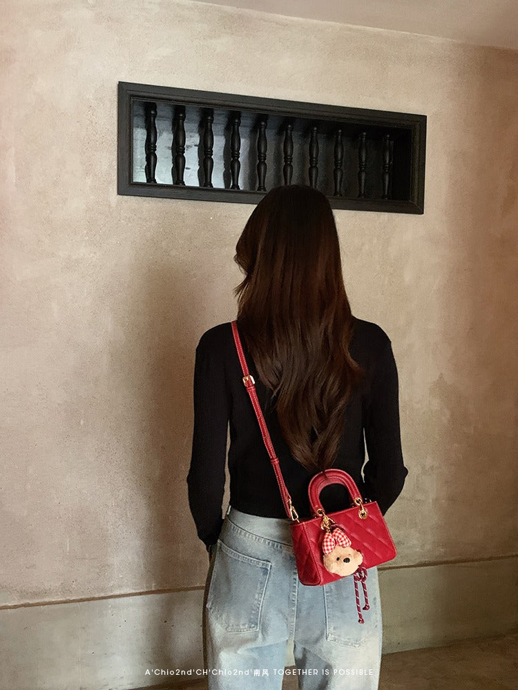 Túi đeo chéo Chio'2nd kèm charm gấu dễ thương
