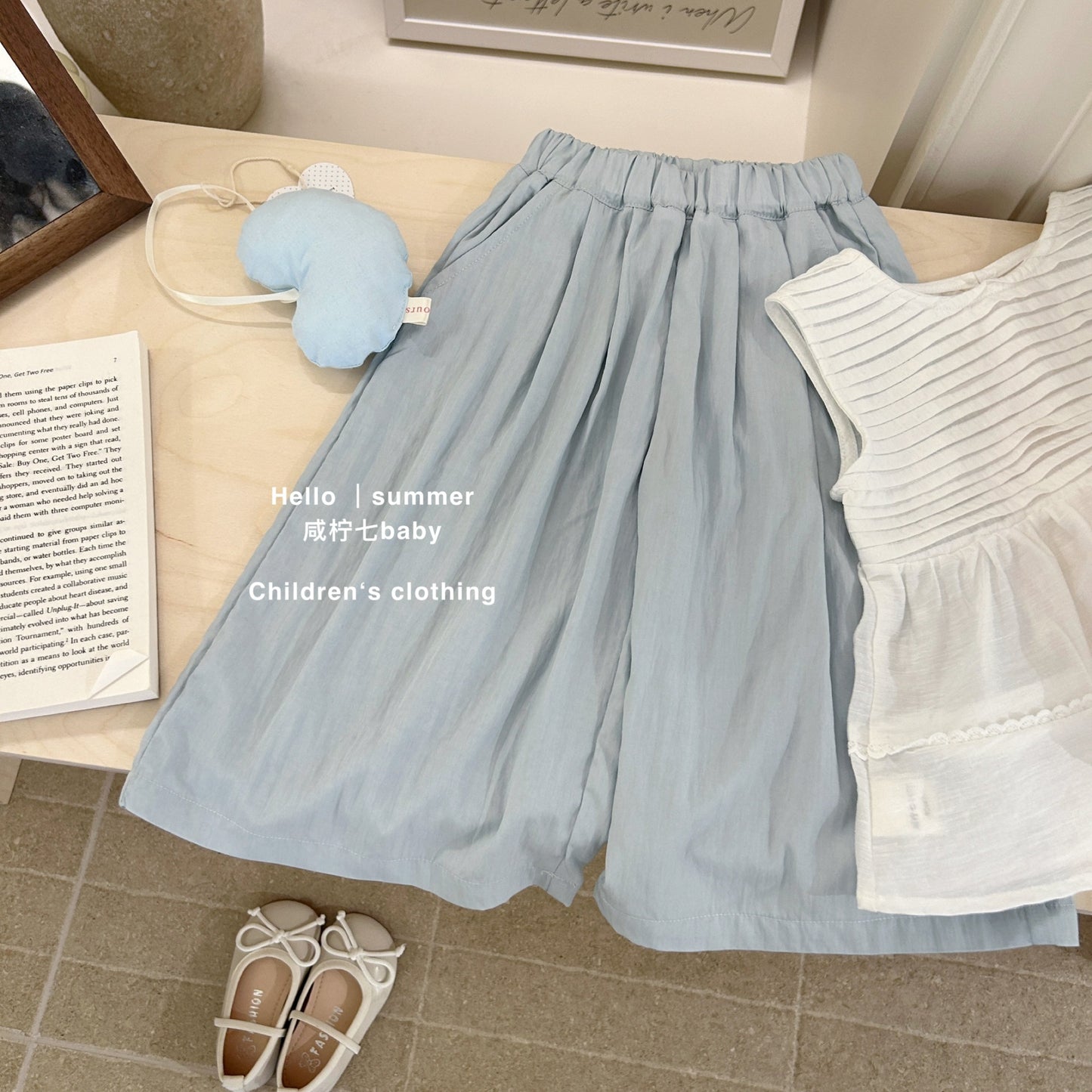 Set áo babydoll trắng và quần dài suông xanh dương bé gái