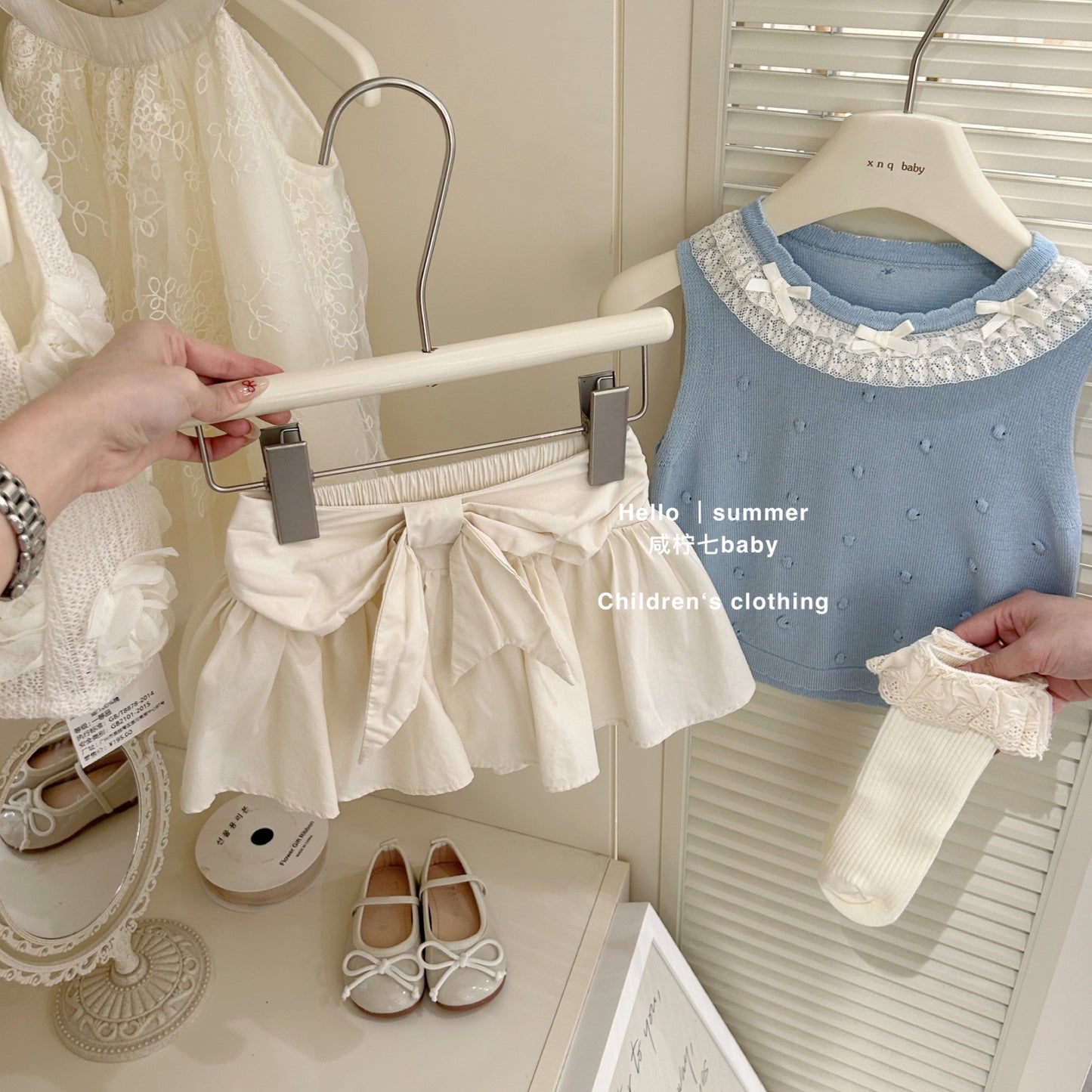 Set áo ba lỗ len ren và chân váy quần bí cho bé gái