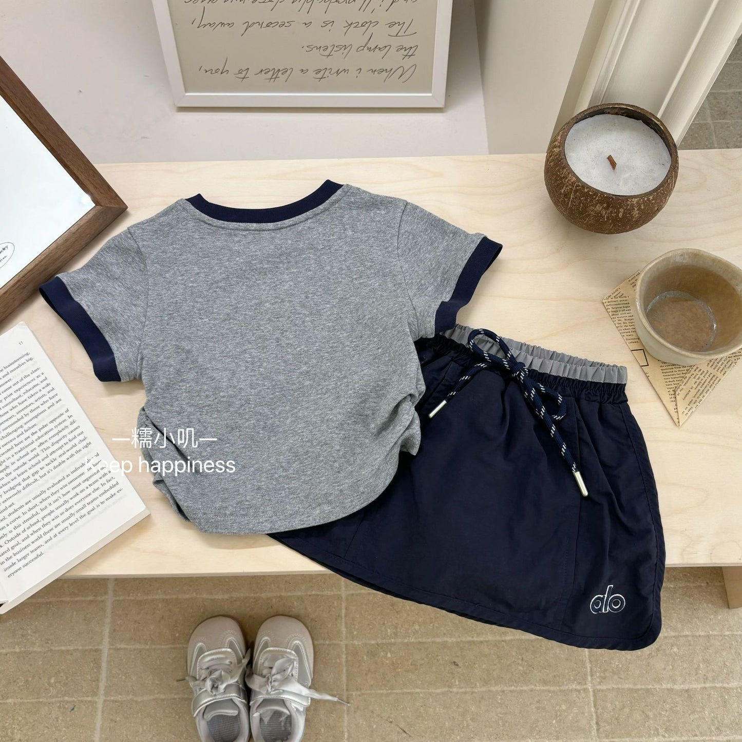 Set áo phông xám và chân váy đen thể thao cho bé gái