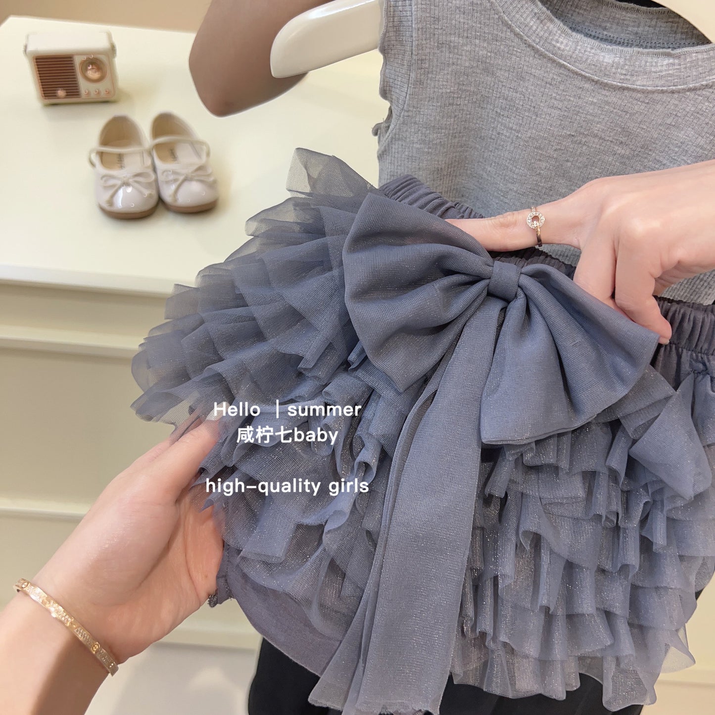 Set áo ba lỗ và chân váy nơ tầng xám cho bé gái