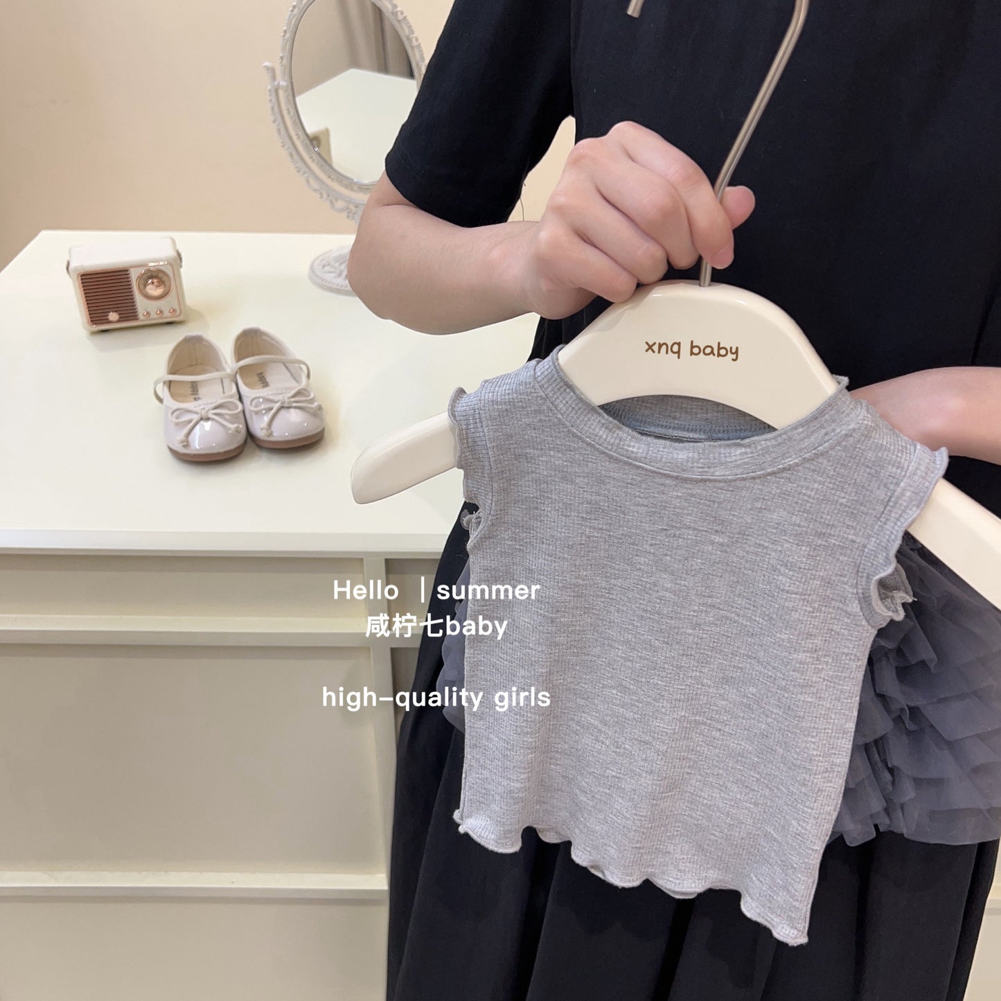 Set áo ba lỗ và chân váy nơ tầng xám cho bé gái