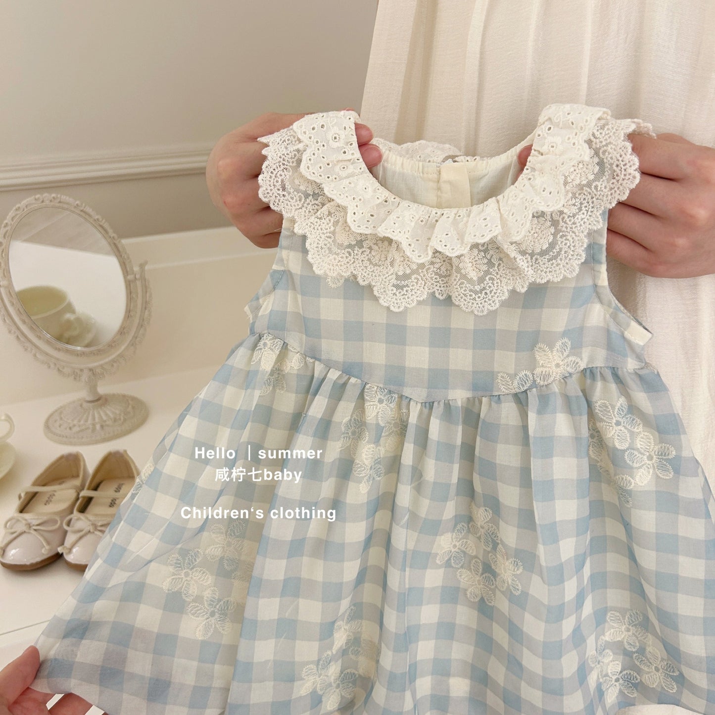 Đầm caro xanh sát nách cổ búp bê viền ren