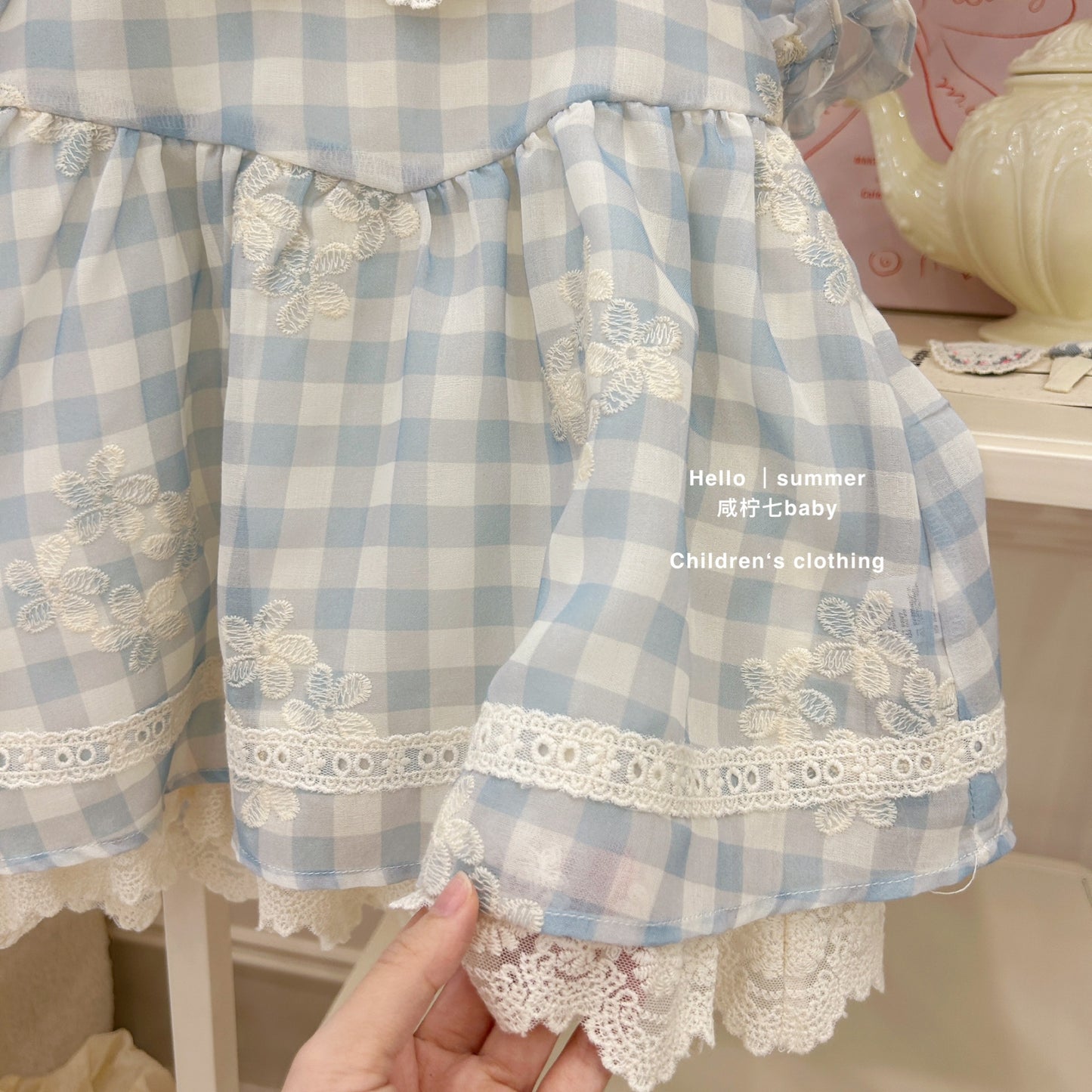 Váy công chúa caro xanh dương tay bồng bé gái