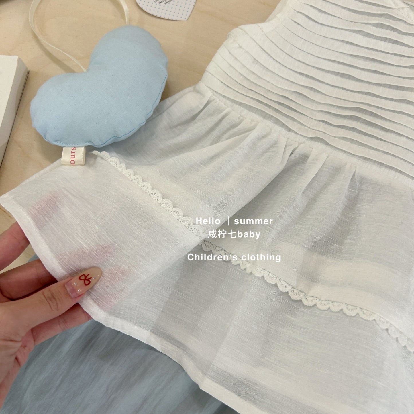 Set áo babydoll trắng và quần dài suông xanh dương bé gái