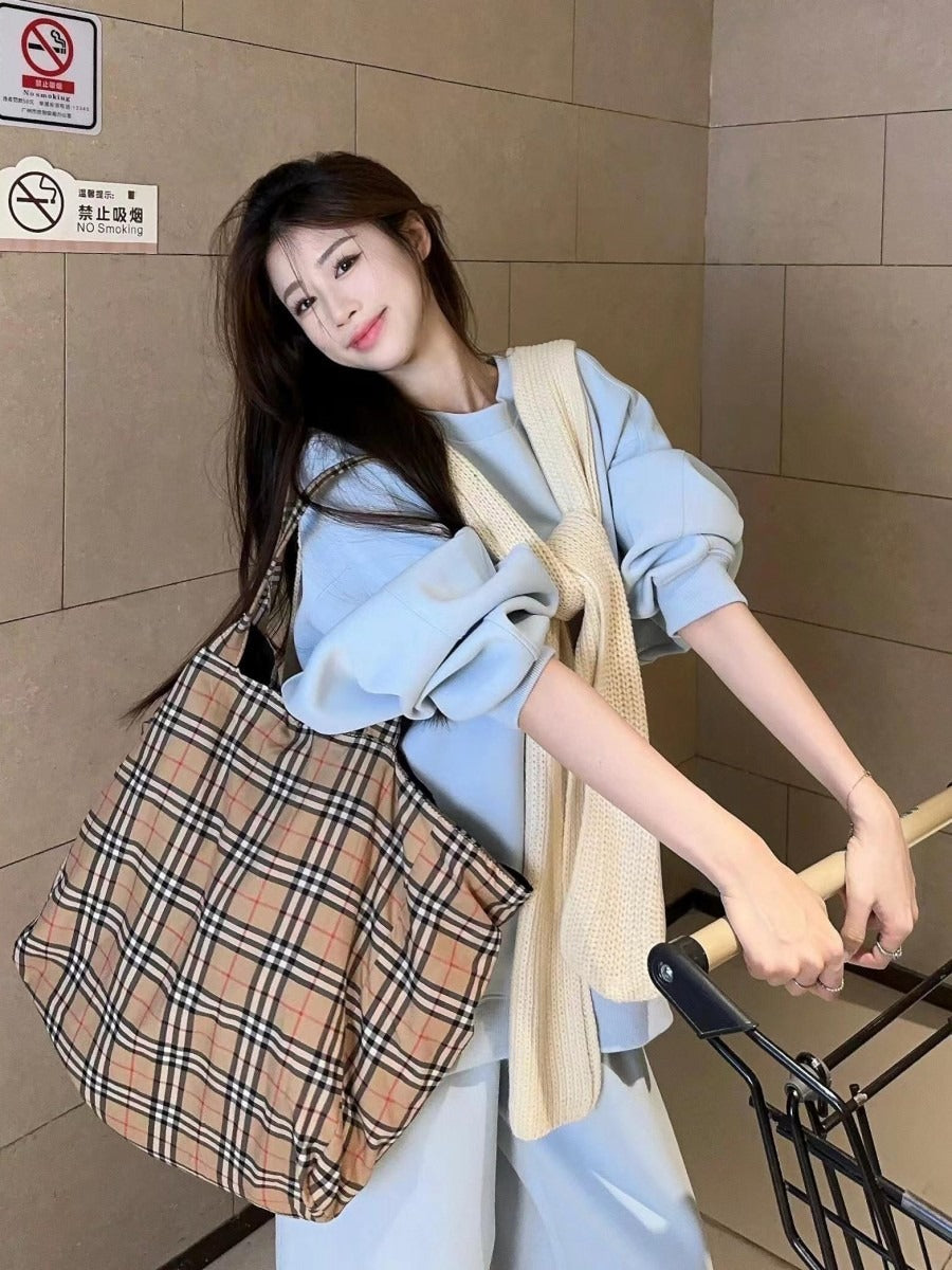 Bộ nỉ xanh trơn cổ tròn phối khăn len