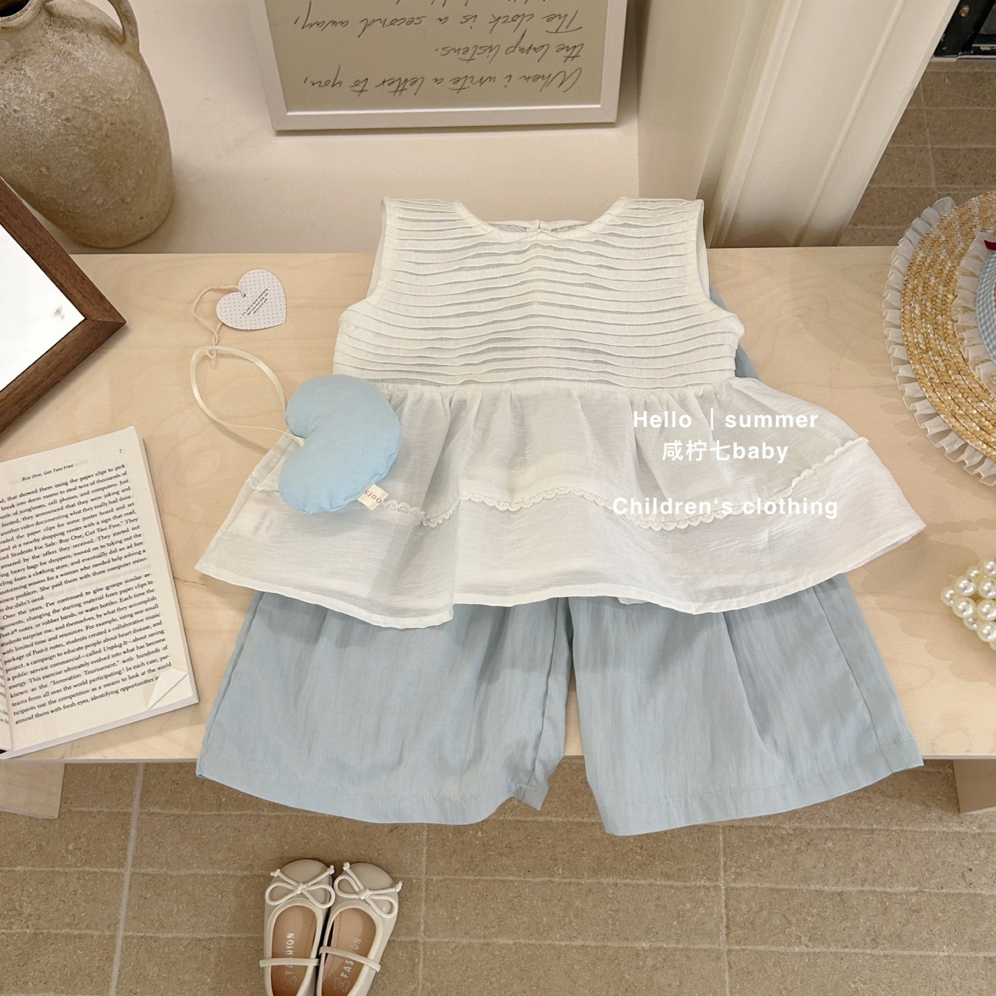 Set áo babydoll trắng và quần dài suông xanh dương bé gái