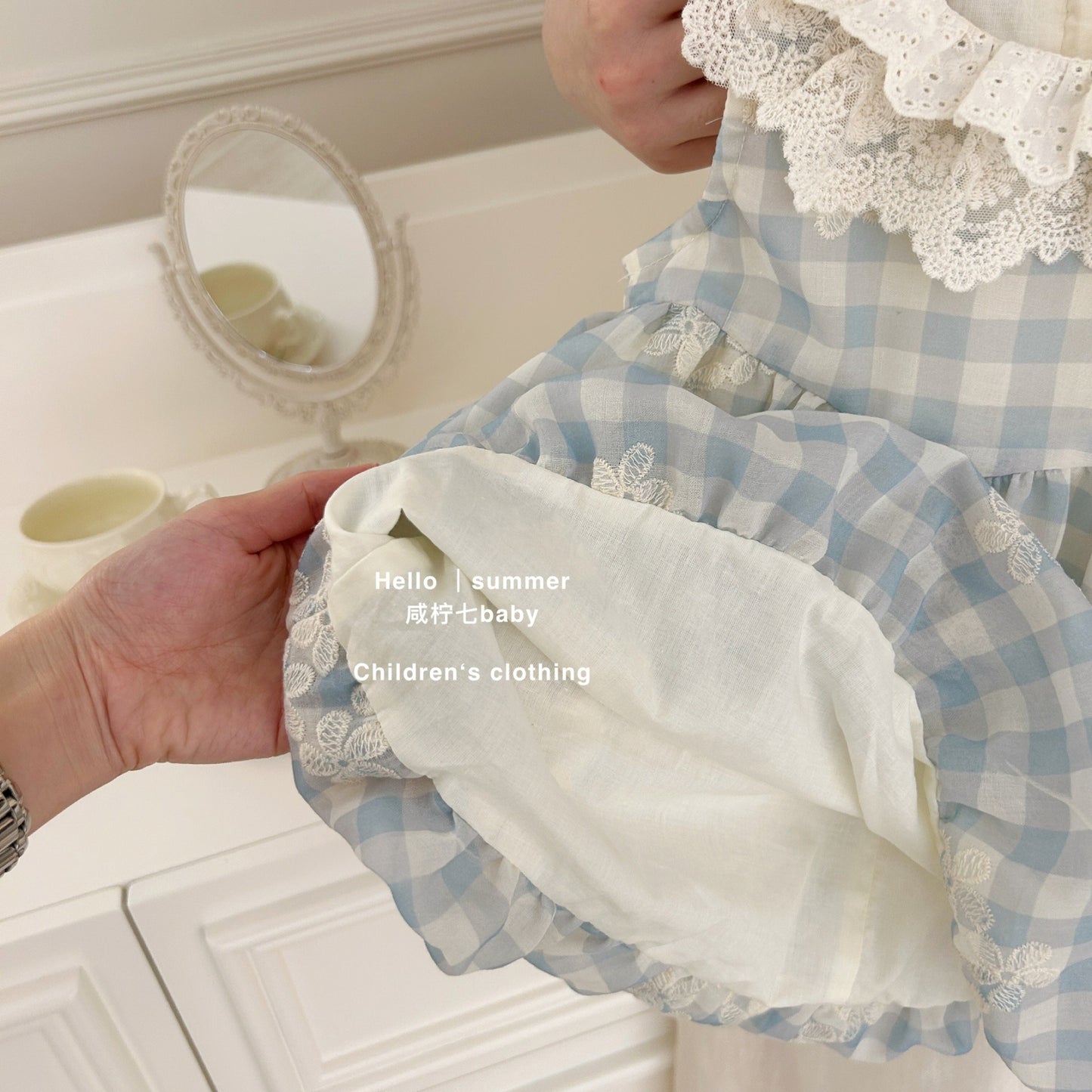 Đầm caro xanh sát nách cổ búp bê viền ren