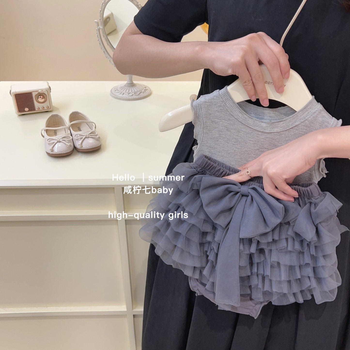 Set áo ba lỗ và chân váy nơ tầng xám cho bé gái