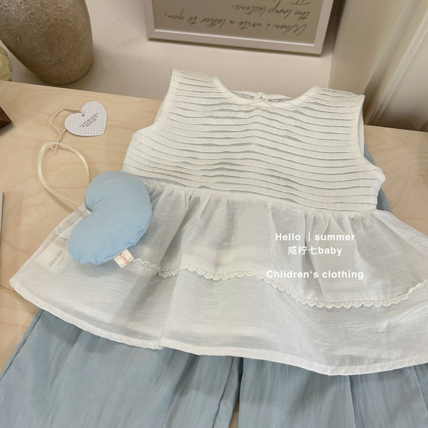 Set áo babydoll trắng và quần dài suông xanh dương bé gái