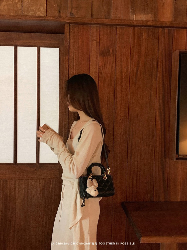 Túi đeo chéo Chio'2nd kèm charm gấu dễ thương