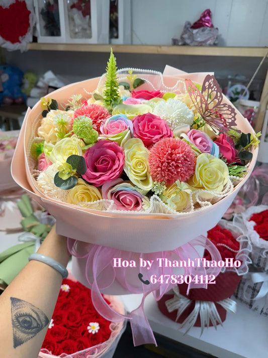 Bó hoa sáp dáng tròn phối nhiều hoa rực rỡ