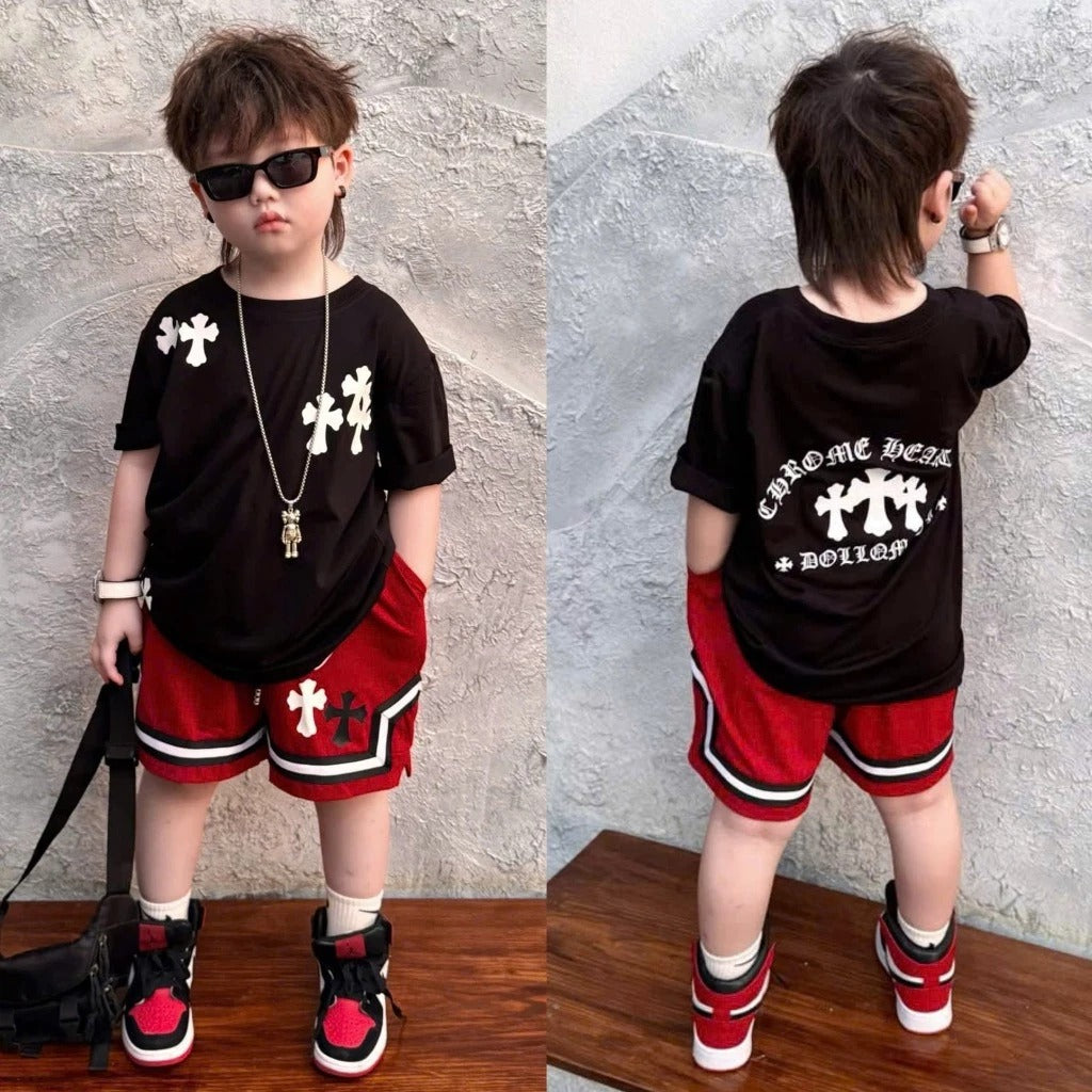 Bộ quần áo cộc tay quần short viền đỏ xẻ gấu hình chữ thập cho bé trai