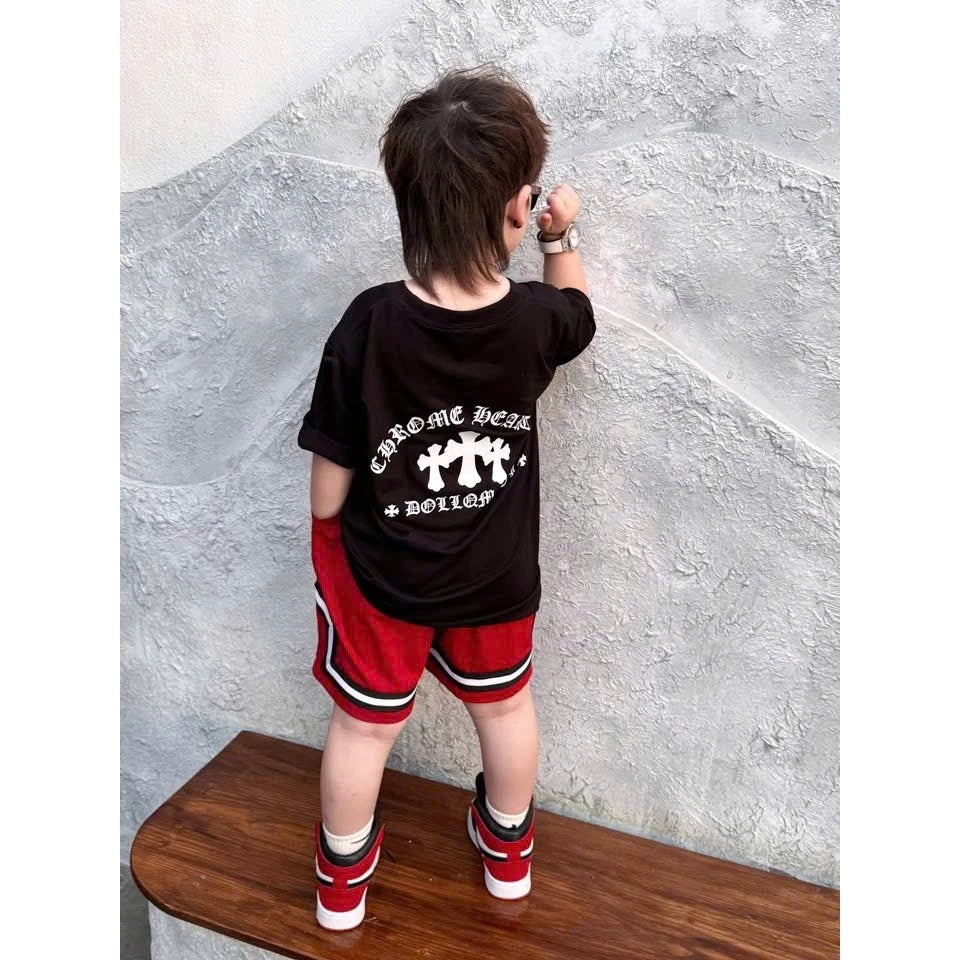 Bộ quần áo cộc tay quần short viền đỏ xẻ gấu hình chữ thập cho bé trai