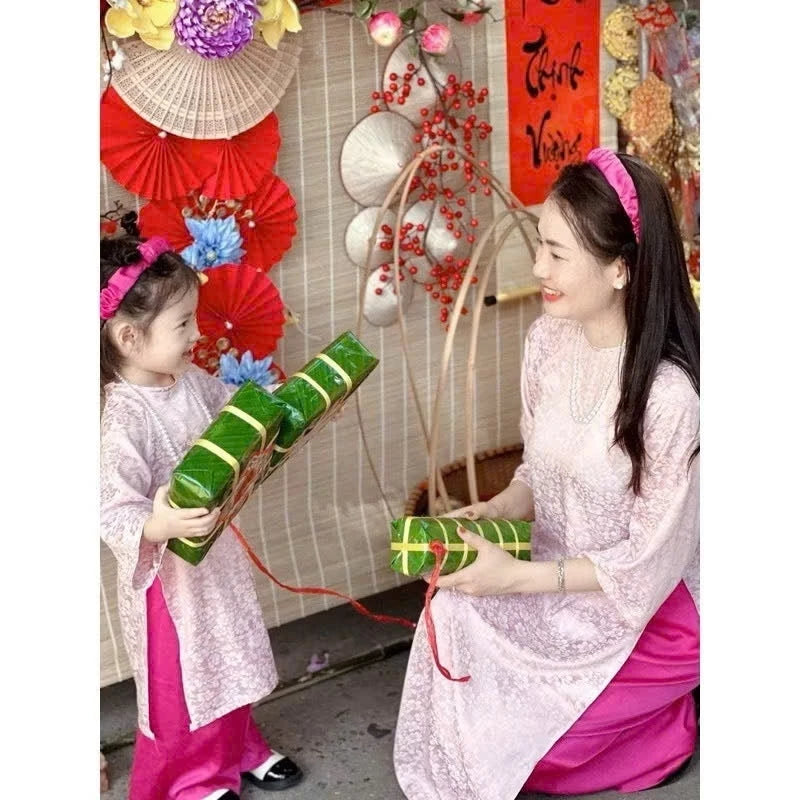 Bộ sưu tập áo dài du xuân cho mẹ và bé