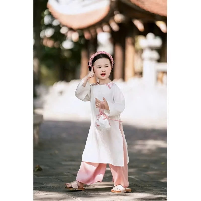 Bộ sưu tập áo dài du xuân cho mẹ và bé