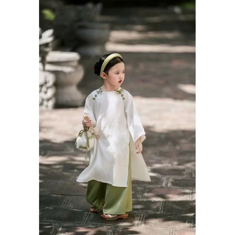 Bộ sưu tập áo dài du xuân cho mẹ và bé
