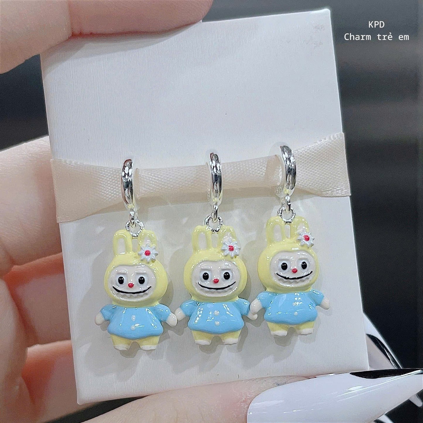 Khuyên tai bạc charm hoạt hình rực rỡ cho bé