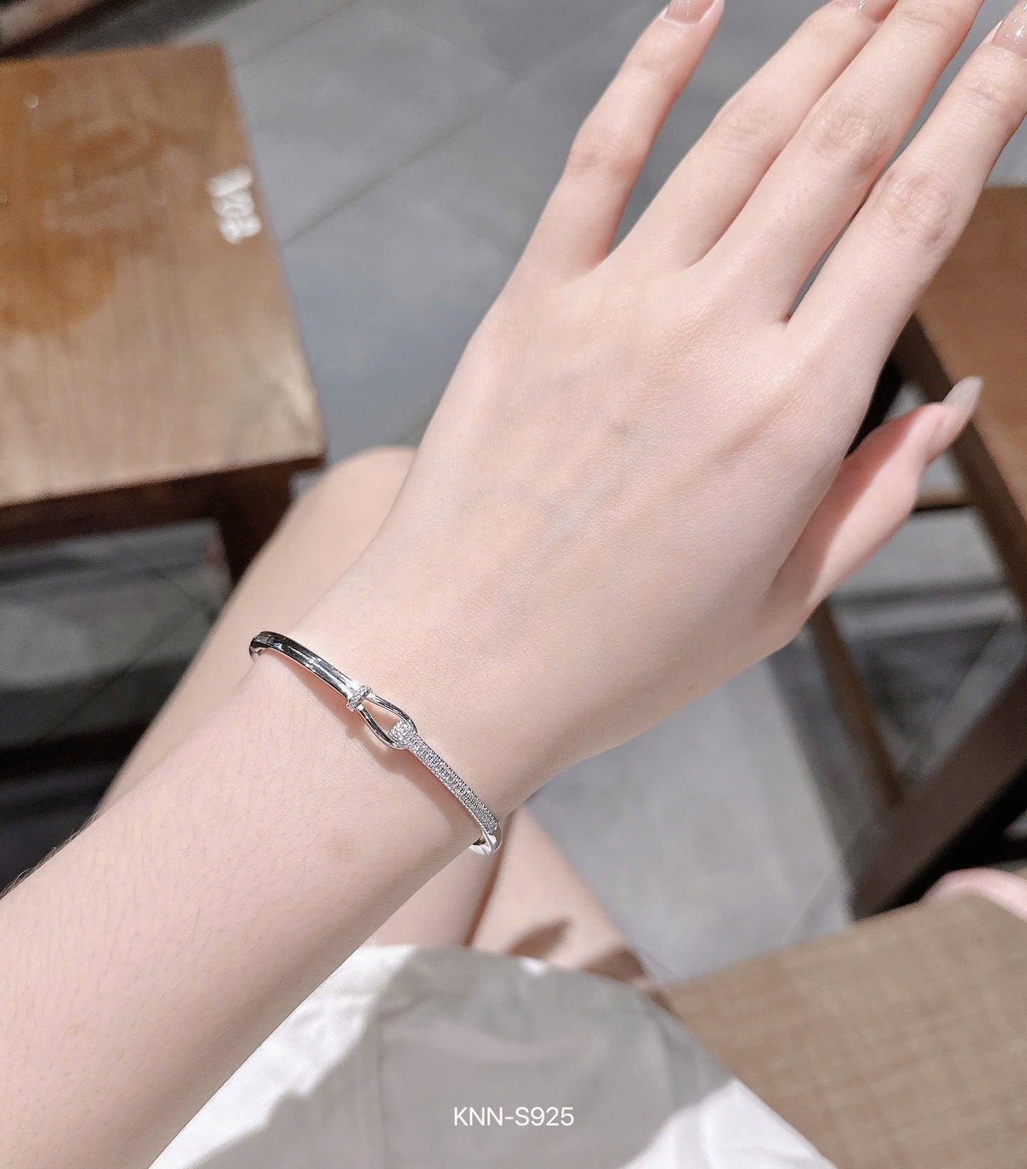 Vòng bạc nhẹ nhàng dễ đeo, dễ vệ sinh