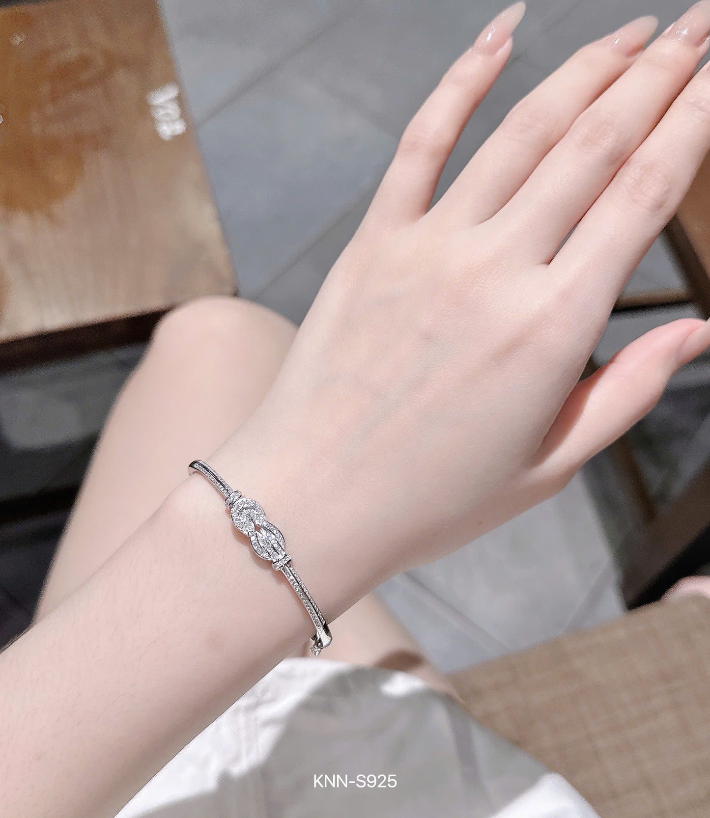 Vòng bạc nhẹ nhàng dễ đeo, dễ vệ sinh