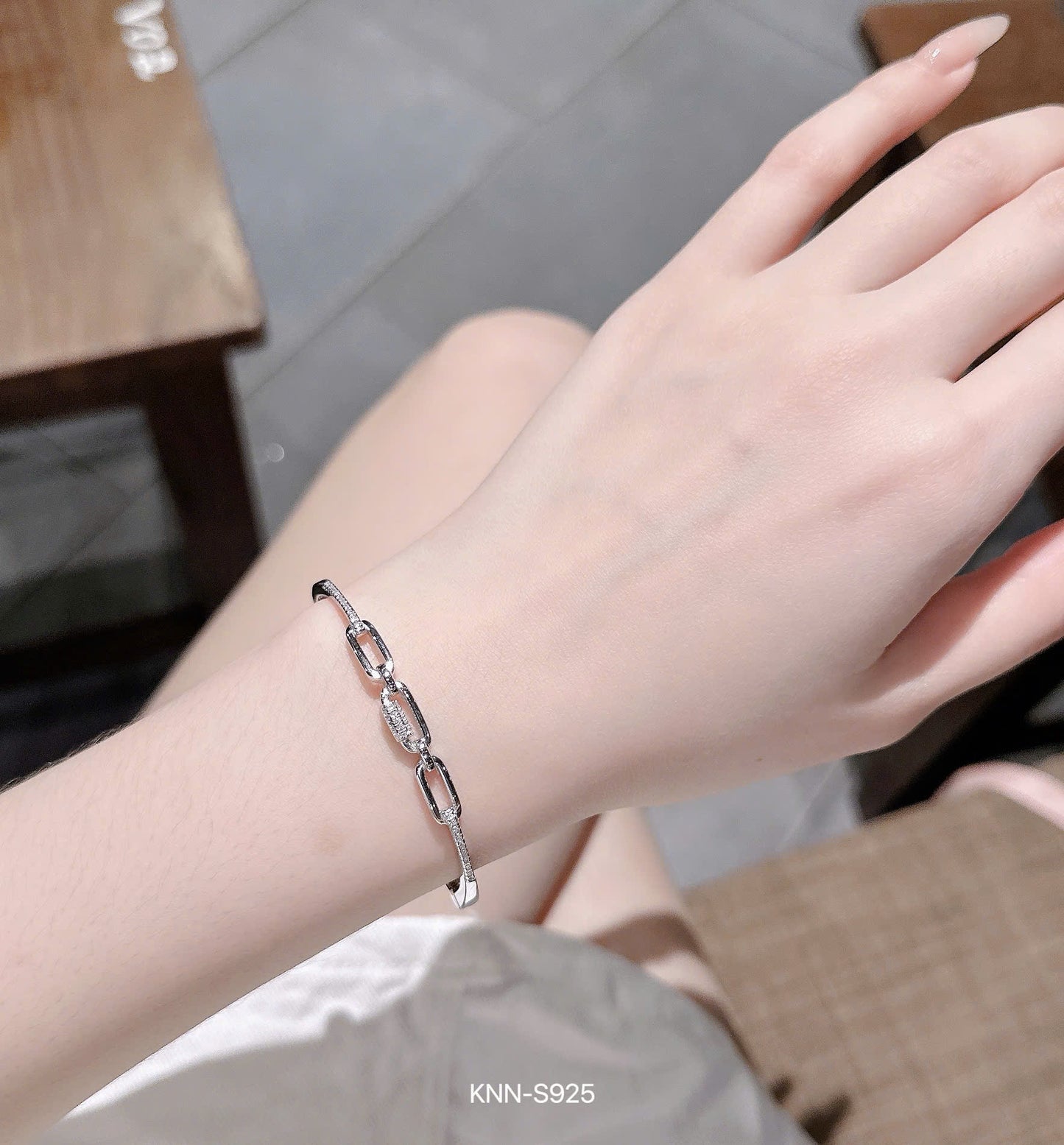 Vòng bạc nhẹ nhàng dễ đeo, dễ vệ sinh