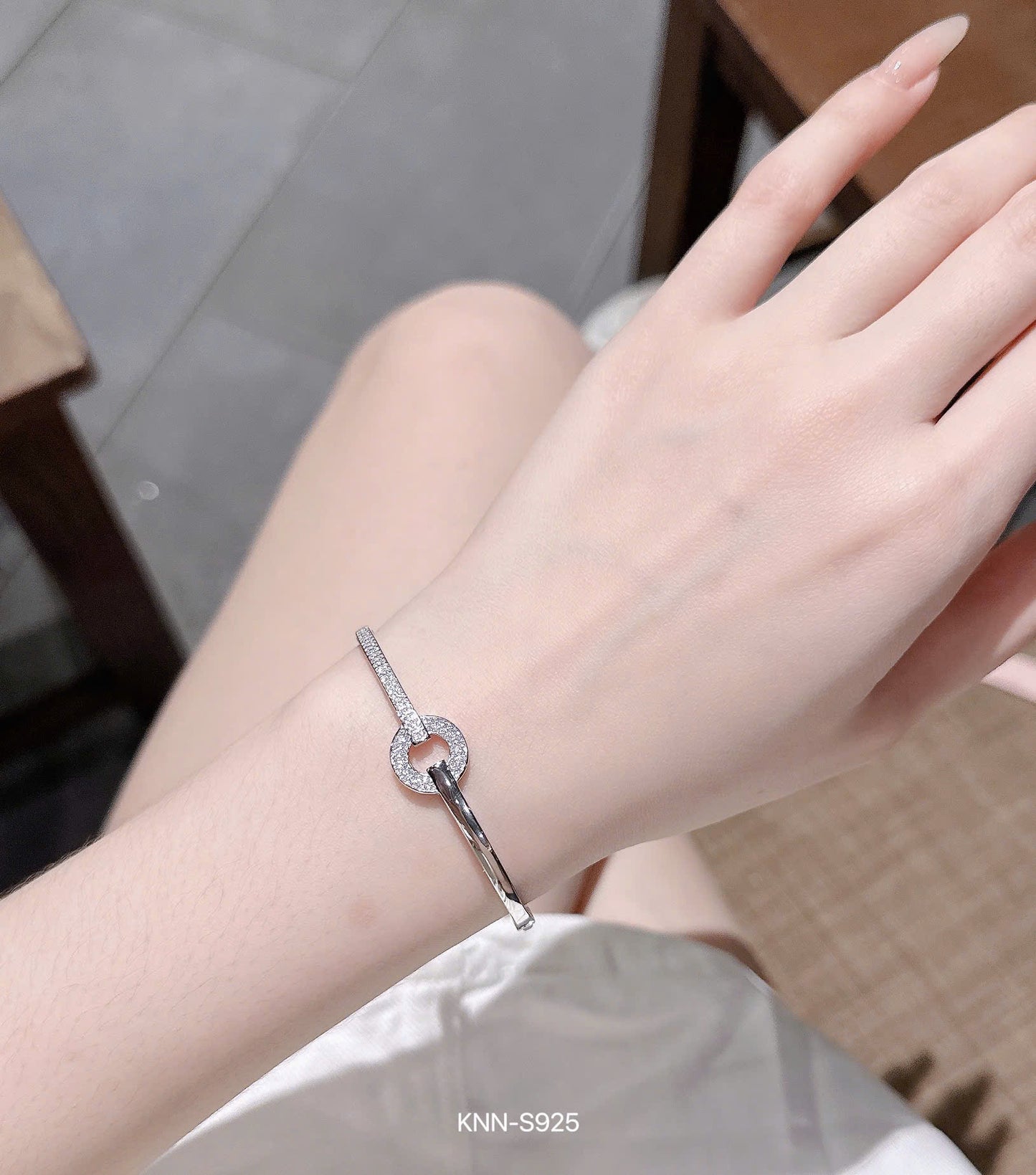 Vòng bạc nhẹ nhàng dễ đeo, dễ vệ sinh