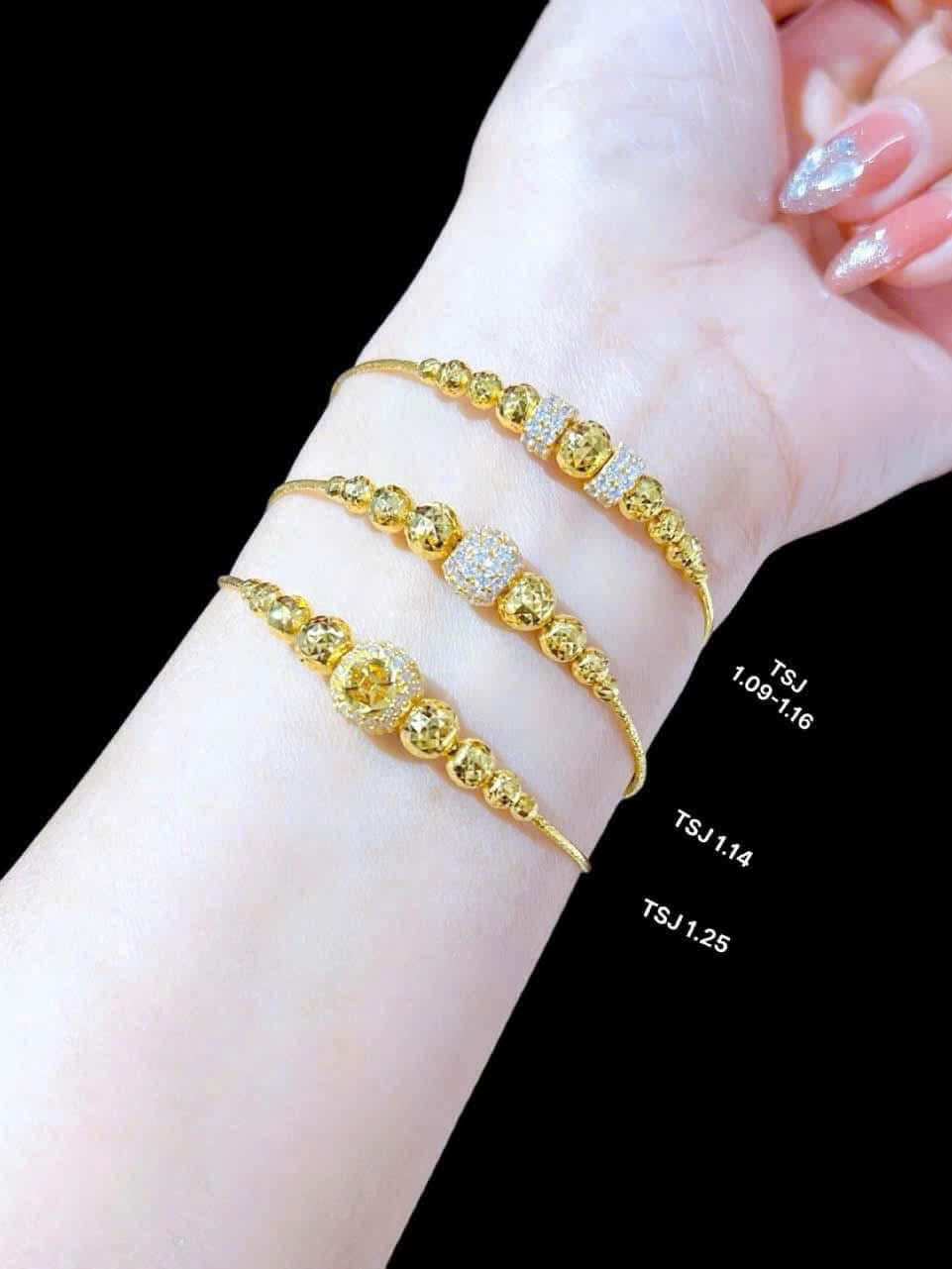 Chiếc lắc tay bi vàng