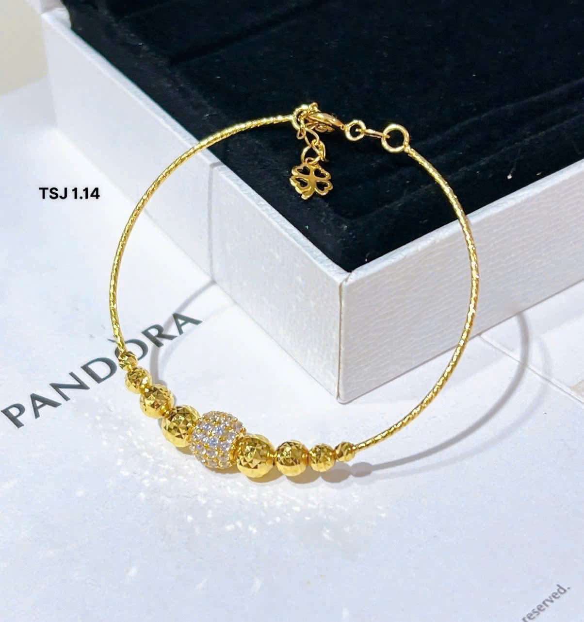 Chiếc lắc tay bi vàng