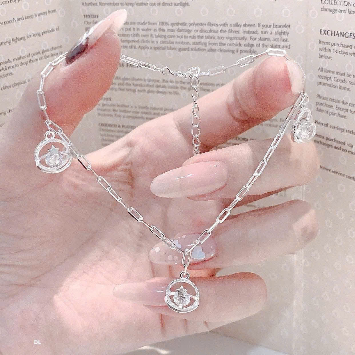 Lắc chân bạc thanh mảnh