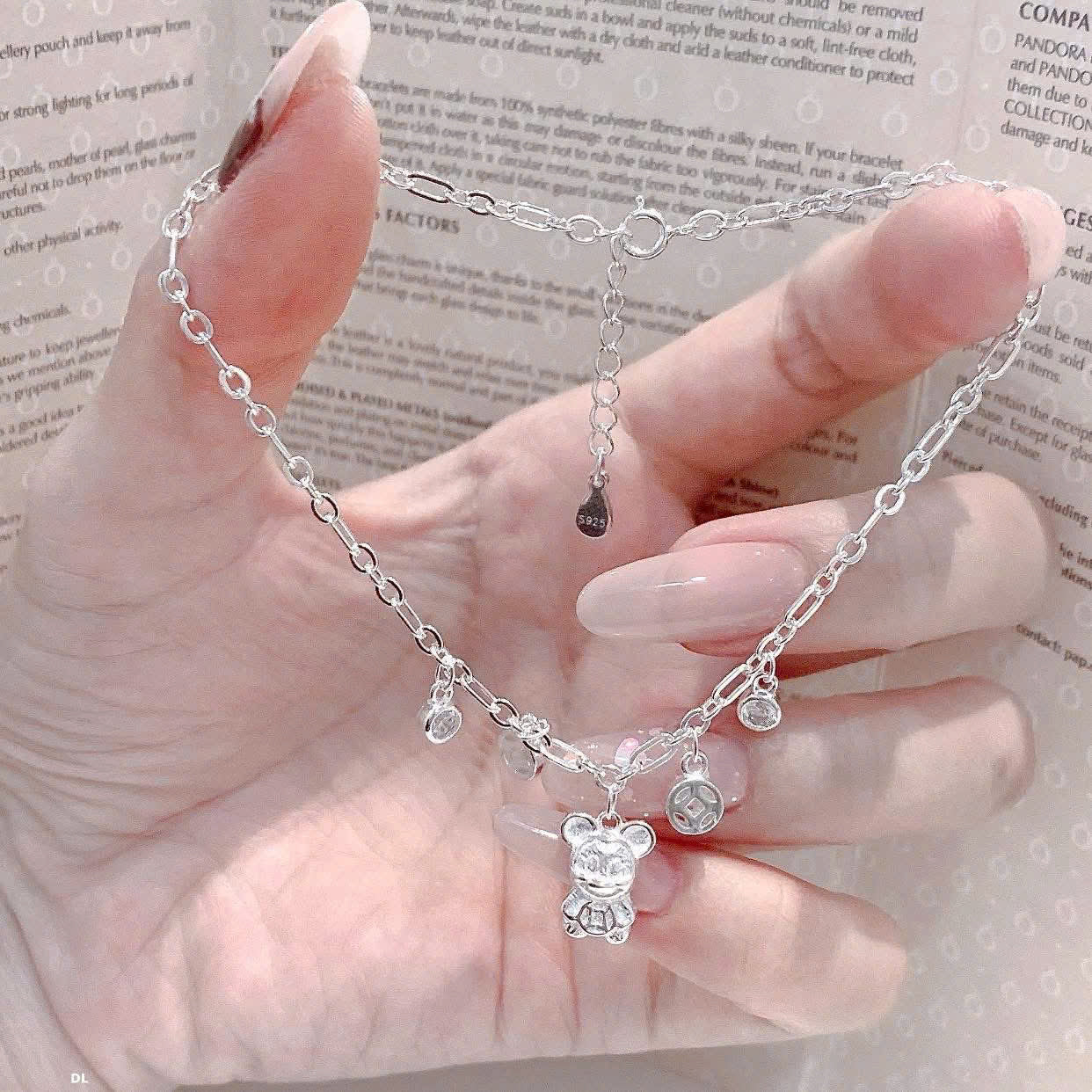 Lắc chân bạc thanh mảnh