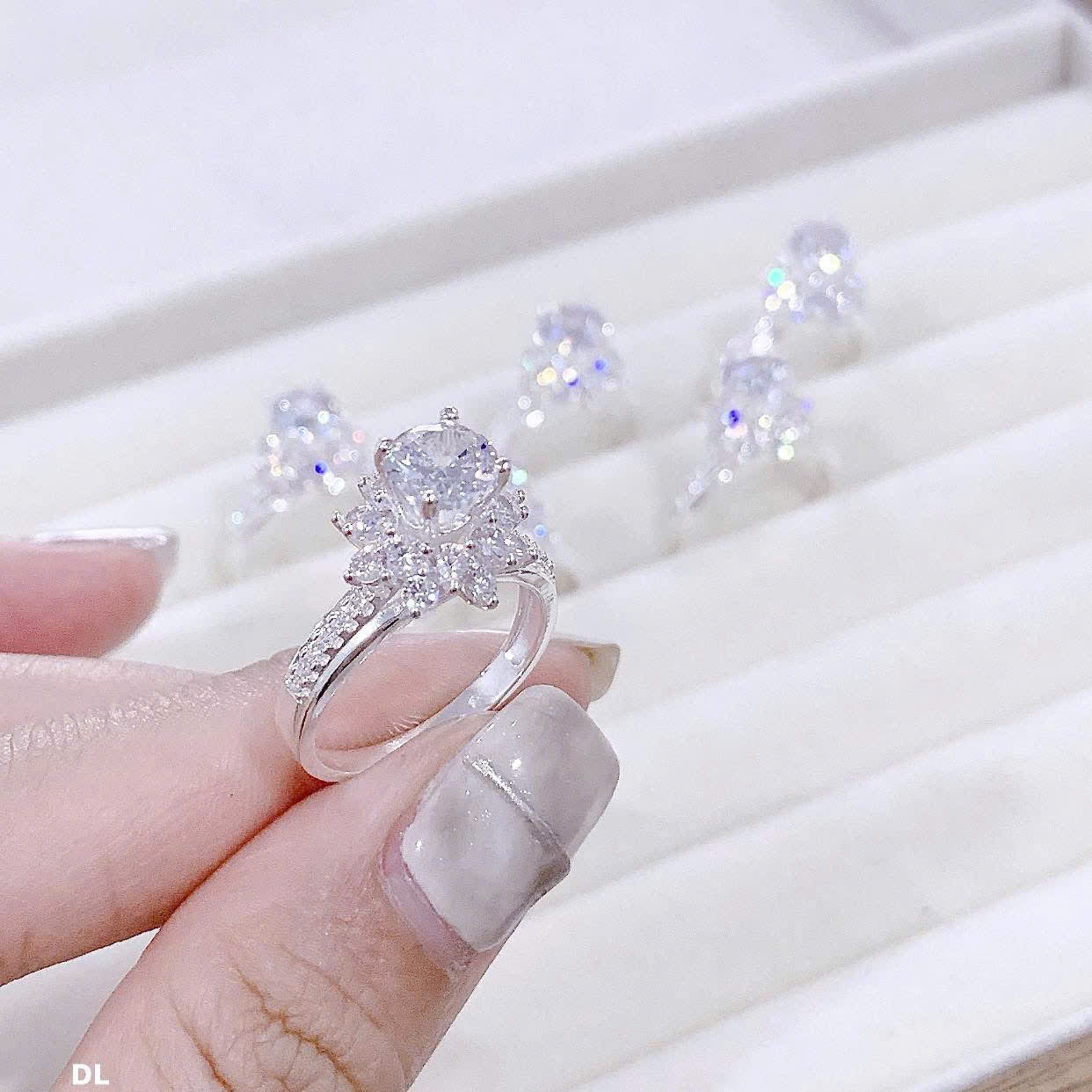 Nhẫn bạc đính đá làm theo đúng size tay&nbsp;