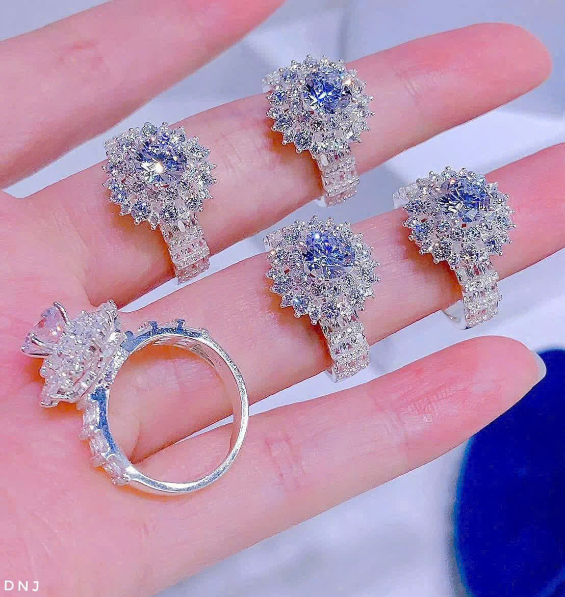 Nhẫn bạc đính đá làm theo đúng size tay&nbsp;