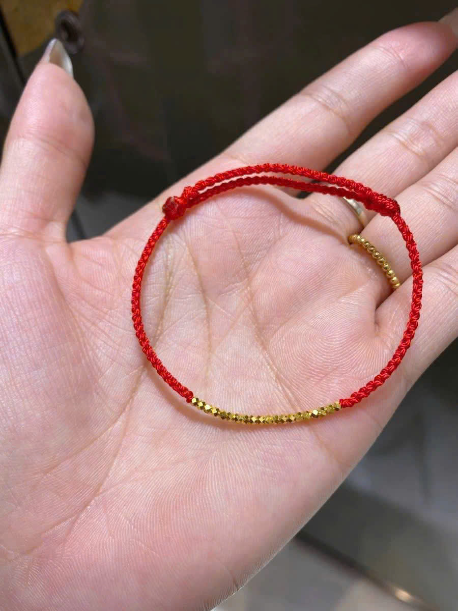 Dây chỉ đỏ mix charm vàng ta