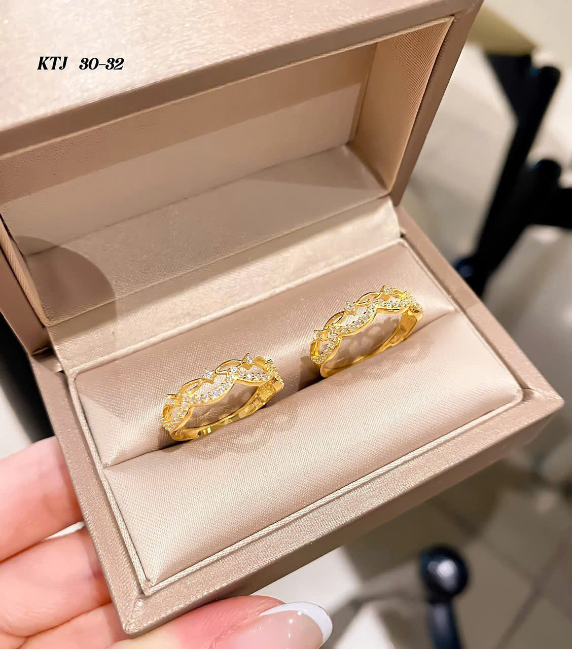 Nhẫn vàng nhỏ xinh bền - sang - xịn