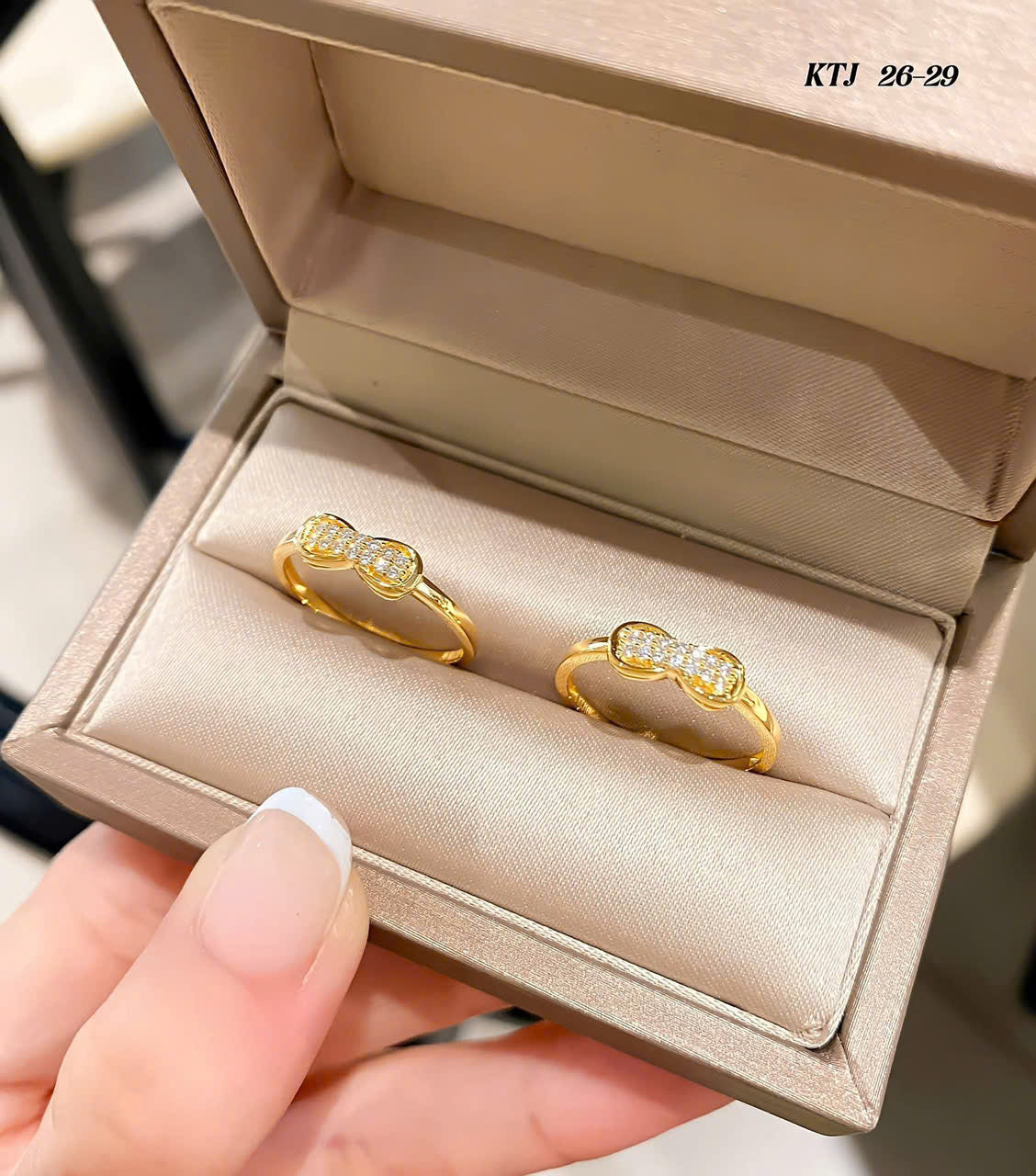 Nhẫn vàng nhỏ xinh bền - sang - xịn
