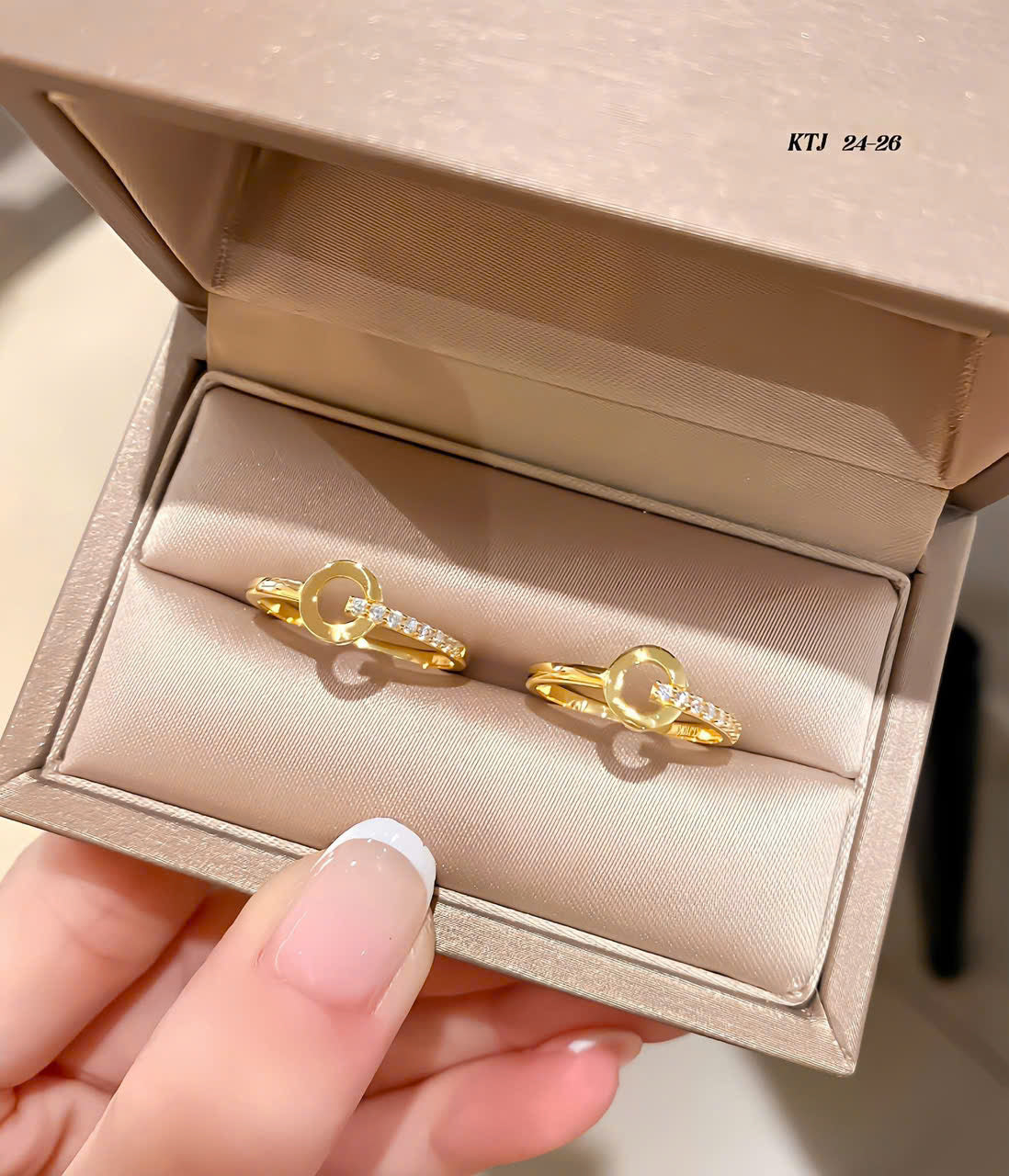 Nhẫn vàng nhỏ xinh bền - sang - xịn