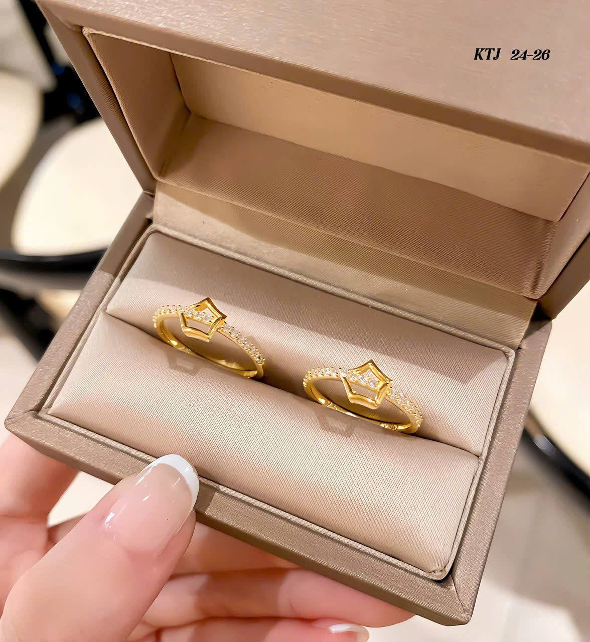 Nhẫn vàng nhỏ xinh bền - sang - xịn