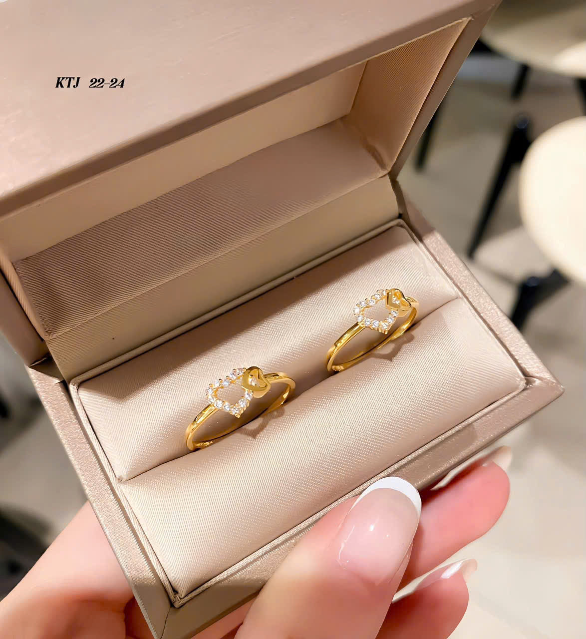 Nhẫn vàng nhỏ xinh bền - sang - xịn
