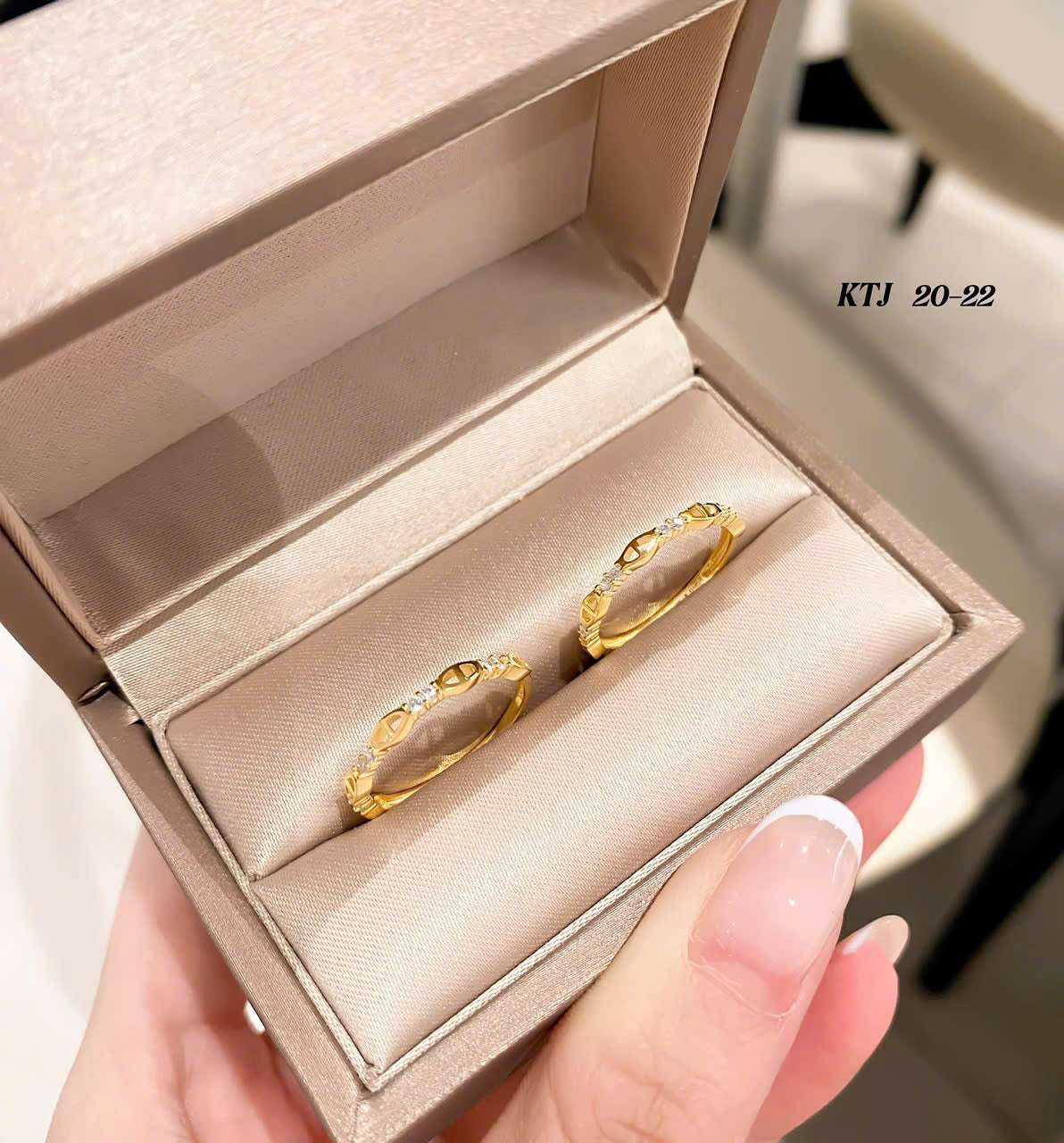 Nhẫn vàng nhỏ xinh bền - sang - xịn