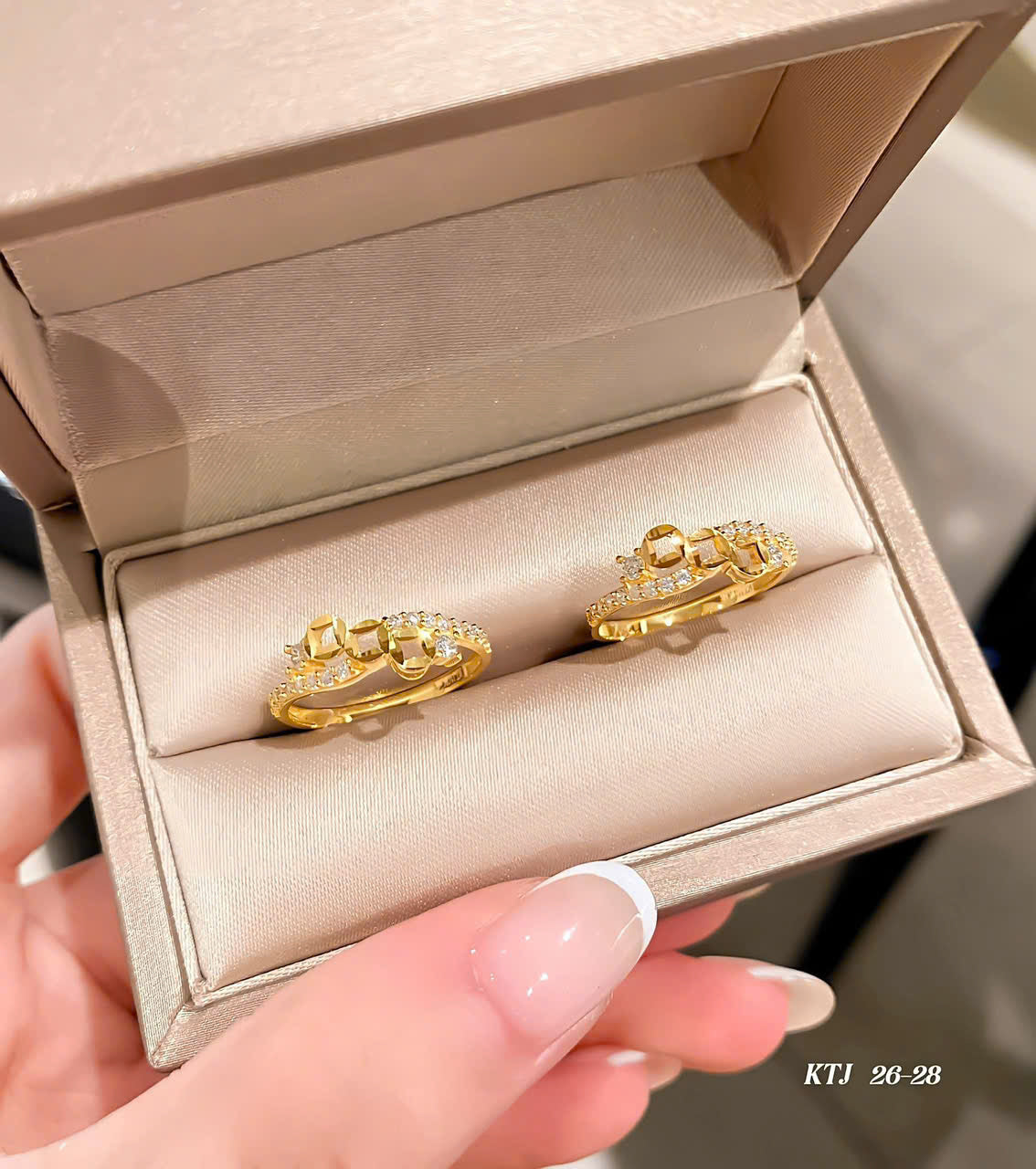 Nhẫn vàng nhỏ xinh bền - sang - xịn